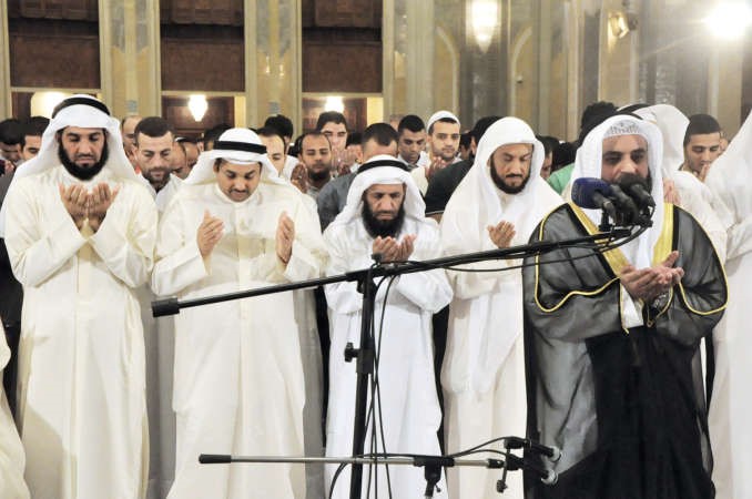 يعقوب الصانع وفريد عمادي ودوليد الشعيب وعدد من قيادات وزارة الاوقاف في مقدمة المصلين 
