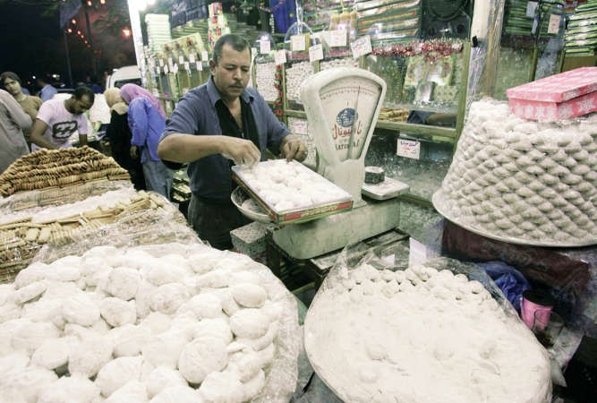 حلويات وكعك العيد.. تراث أصيل يتحدى الاندثار