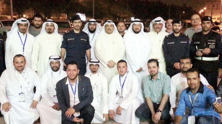 يعقوب الصانع ووليد الشعيب مع فريق العمل بمركز ضاحية جابر العلي﻿