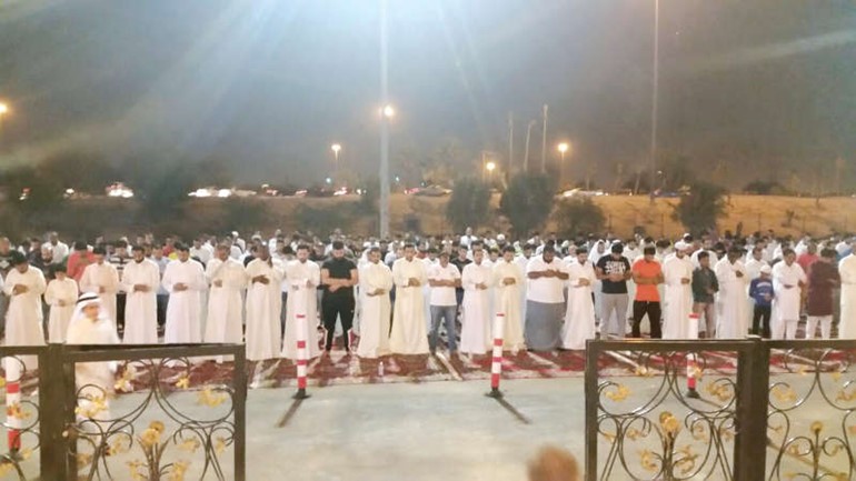 اعداد كبيرة من المصلين﻿