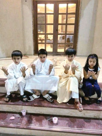 اطفال يرفعون الايدي بالدعاء﻿