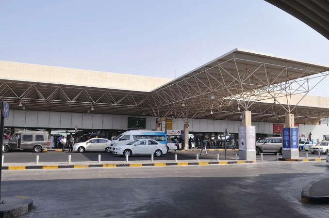 ازدحام السيارات امام بوابة المطار 