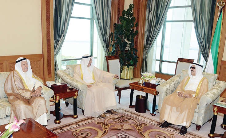  صاحب السمو الامير الشيخ صباح الاحمد مستقبلا عبدالله بشارة وسليمان الشاهين﻿
