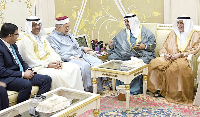 سمو الشيخ ناصر المحمد مستقبلا رئيس مجلس نواب الشعب في تونس بحضور مبارك الخرينج ود اسماعيل الشطي﻿