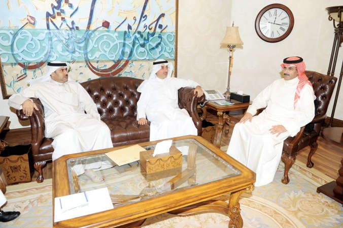  الشيخ مبارك الدعيج مستقبلا السفير نجيب البدر ﻿