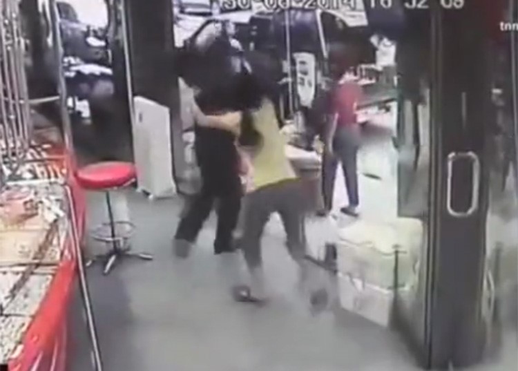 شاهد بالفيديو.. شجاعة عاملة بمحل مجوهرات امام لص