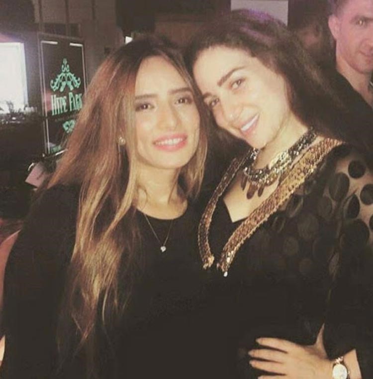 بالصور.. مي عزالدين تتخلى عن الماكياج وتصطحب والدتها لحفل سحور