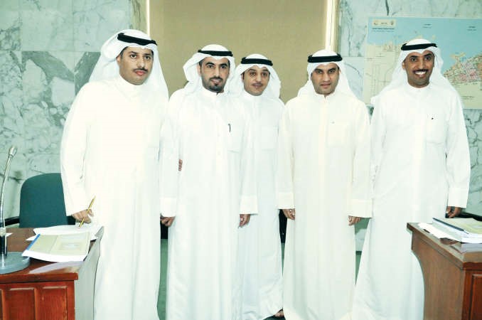 د منصور الخرينج وعبدالله الكندري ونايف السور ود مشاري المطوطح واحمد البغيلي قاسم باشا 