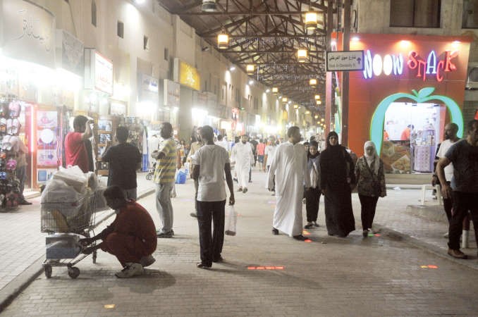حركة غير عادية في سوق المباركية ﻿