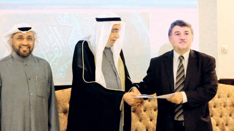 د خالد المذكور وعماد المطوع يكرمان احد المشاركين في دورة رسم المصحف ﻿