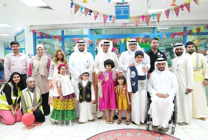 اطفال المركز مع ممثلي الشركة﻿