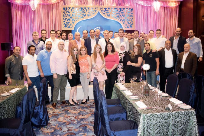 الرئيس التنفيذي لشركة شمال الخليج التجارية رائد ترجمان متوسطا اداريي وموظفي شركة شمال الخليج التجارية خلال الغبقة الرمضانية 