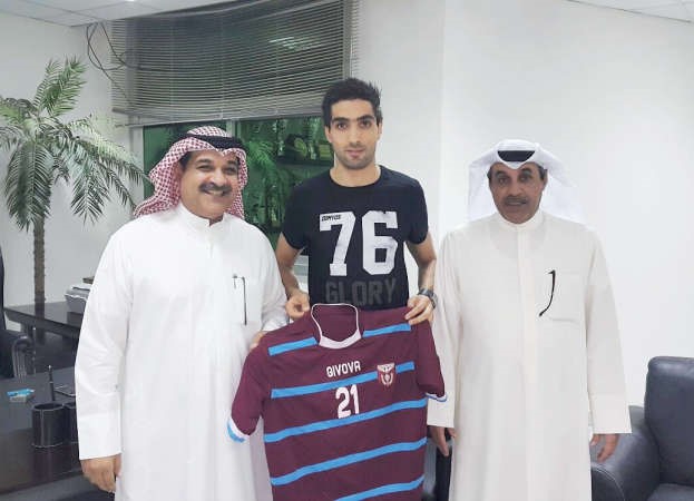 فخر الدين الجزيري حاملا فانيلته 