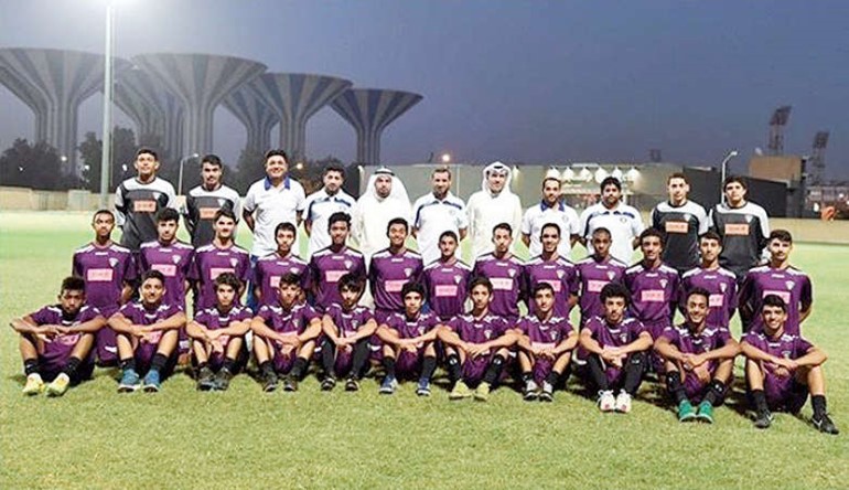 لاعبو منتخب الناشئين مع الجهازين الفني والاداري 