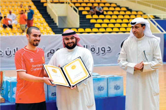 فهد طلال الفهد يتسلم درعا تذكارية من الشيخ فهد احمد الفهد بحضور اللواء فيصل الجزاف﻿