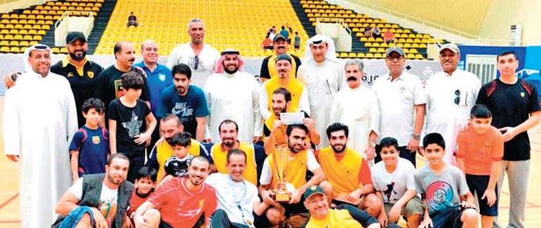 الشيخ فهد احمد الفهد يتوسط الفريق البطل ﻿