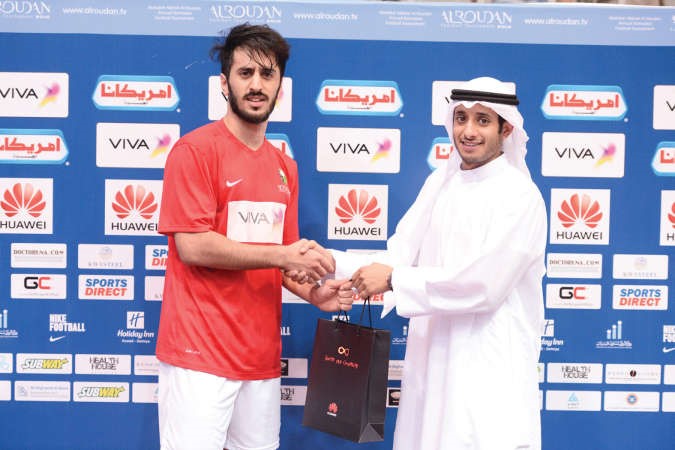 عبدالرحمن الطويل يتسلم جائزة افضل لاعب﻿