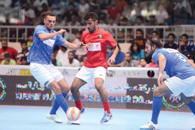 عبدالرحمن المسبحي محاصر بين اكثر من لاعب﻿