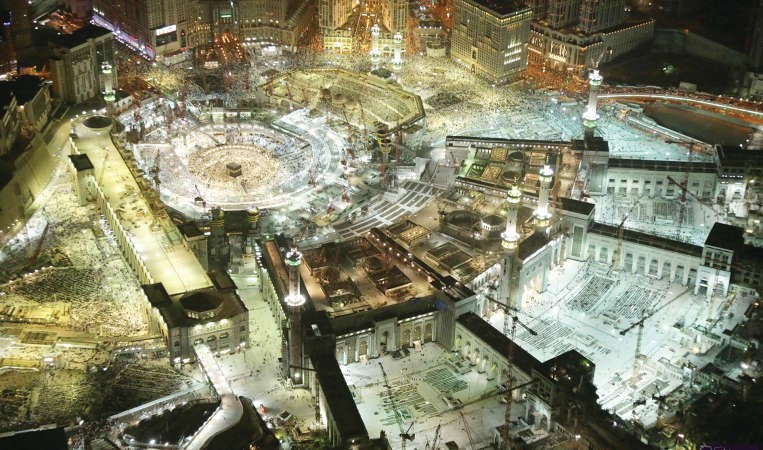 مصورة «أطياف الحرمين» تحلّق في أجواء مكة الرمضانية وتلتقط أكثر من سبعة آلاف صورة تبرز ضخامة التوسعة