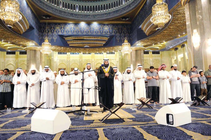 جانب من صلاة التهجد في ليلة 28 بالمسجد الكبير﻿