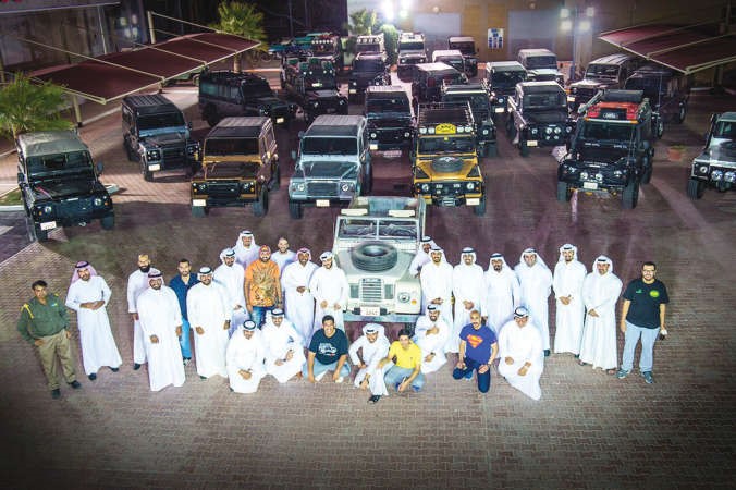 المشاركون في الغبقة في لقطة جماعية بمتحف السيارات شاوانافس قاسم