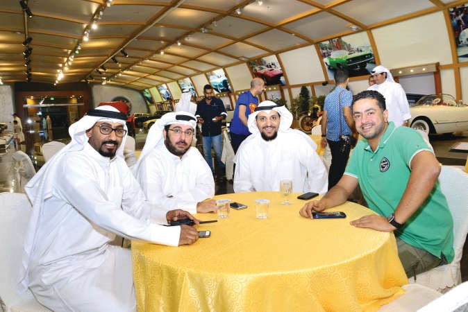 مشاري السيد ومشعل النجادي مع بعض الحضور