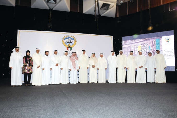 الشيخ سلمان الحمود والشيخ مبارك الدعيج يتوسطان الحضور في لقطة تذكارية بمناسبة توزيع قسائم الشارع الاعلامي في العارضية	انور الكندري﻿