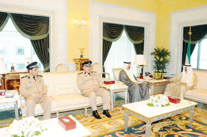 سمو ولي العهد الشيخ نواف الاحمد مستقبلا الشيخ محمد الخالد والفريق سليمان الفهد واللواء عصام النهام