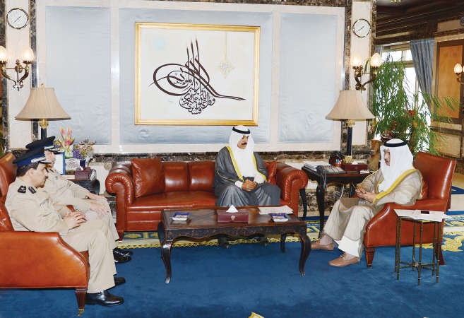 سمو رئيس مجلس الوزراء الشيخ جابر المبارك مستقبلا الشيخ محمد الخالد والفريق سليمان الفهد واللواء عصام النهام﻿