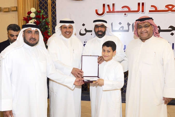 تكريم احد المشاركين