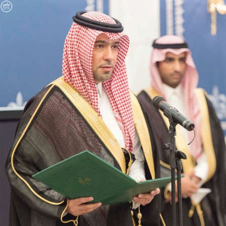 وزير الاسكان ماجد بن عبدالله الحقيل اثناء ادائه القسم امام خادم الحرمين الشريفين امسواس 