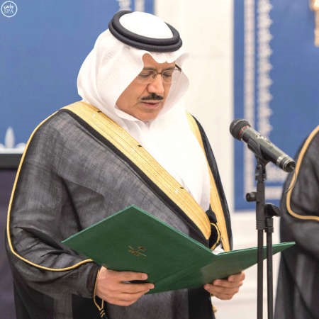 امير منطقة الحدود الشمالية صاحب السمو الامير دمشعل بن عبدالله بن عبدالعزيز بن مساعد اثناء ادائه القسم امام خادم الحرمين الشريفين امس واس
