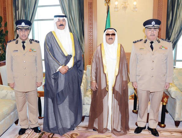 صاحب السمو الامير الشيخ صباح الاحمد متوسطا الشيخ محمد الخالد والفريق سليمان الفهد واللواء عصام النهام 