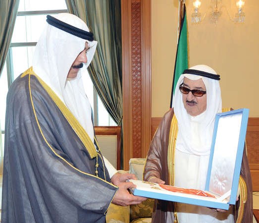 صاحب السمو الامير الشيخ صباح الاحمد مقلدا الشيخ محمد الخالد وسام الكويت ذا الوشاح من الدرجة الاولى
