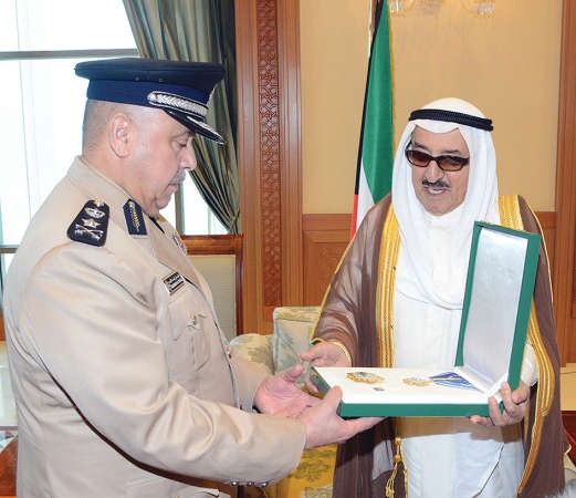 صاحب السمو مقلدا وكيل وزارة الداخلية الفريق سليمان الفهد وسام الكويت ذا الرصيعة من الدرجة الممتازة
