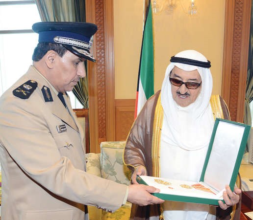 وسموه مقلدا وكيل وزارة الداخلية المساعد لشؤون امن الدولة اللواء عصام النهام وسام الكويت ذا الرصيعة من الدرجة الاولى