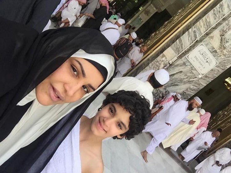 بالصور.. أحلام برفقة نجلها في الحرم المكي