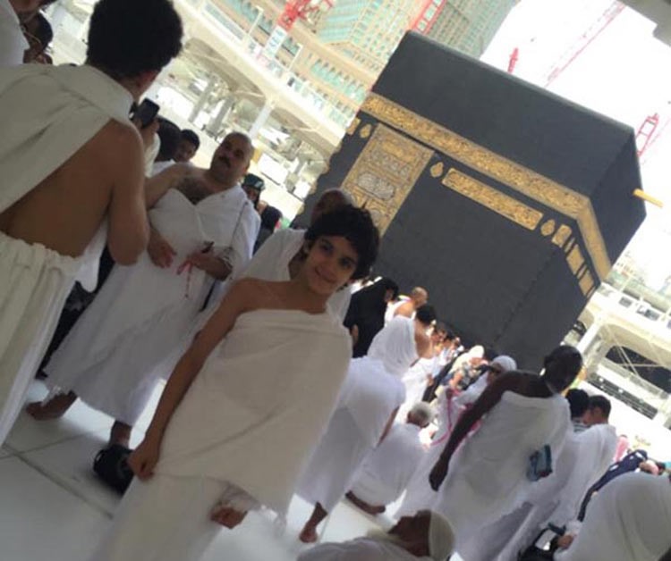 بالصور.. أحلام برفقة نجلها في الحرم المكي