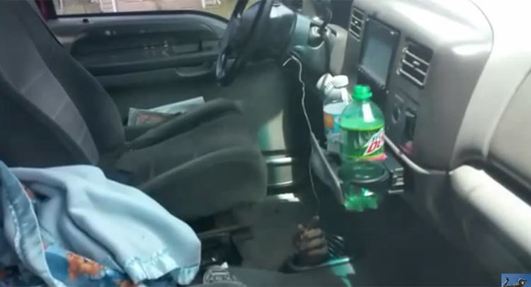 بالفيديو.. رجل يستخرج مفتاحه من داخل سيارته بطريقة عجيبة