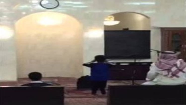 بالفيديو.. طفل ذو صوت شجي يرفع آذان الفجر بأحد مساجد الرياض