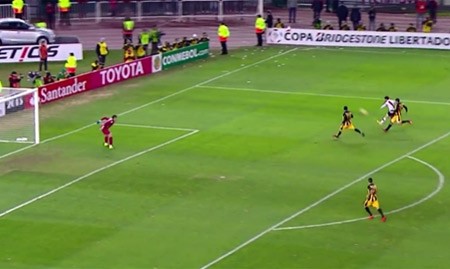 بالفيديو.. لاعب ريفر بليت يسجل هدفاً رائعاً بـ"لوب" متقن! 
