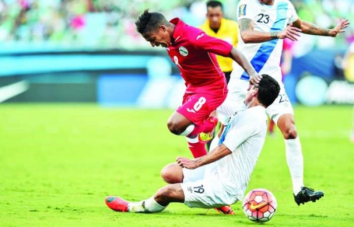 الكوبي البرتو غوميز يعرقل الغواتيمالي كارلوس فيغيورا افپ