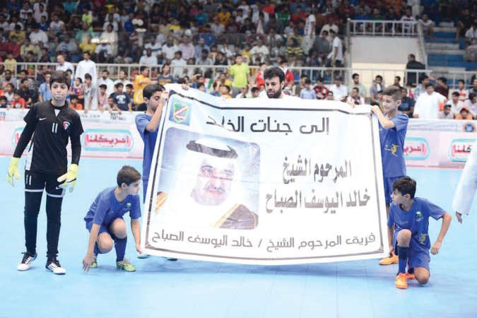 فريق المرحوم خالد اليوسف يحملون لوحة رثاء