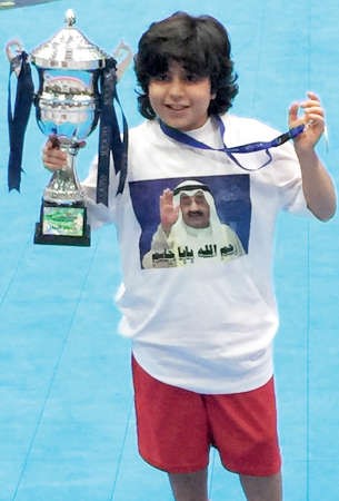 اللاعب الموهوب احمد وائل الكندري حاملا كاس البطولة