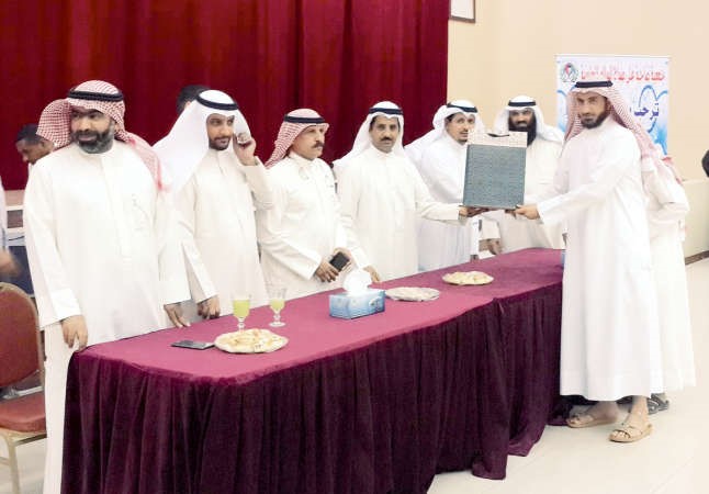 مسعود العنزي واعضاء مجلس الادارة خلال تكريم احد ائمة المنطقة