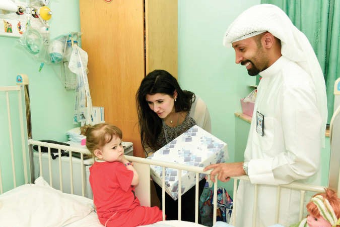 فريق الوطني يقدم الهدايا للاطفال 