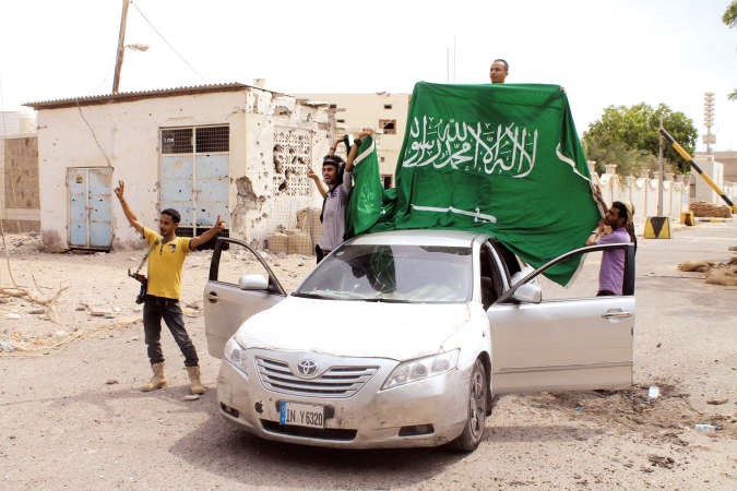 افراد من المقاومة يرفعون علم السعودية في عدن امس	 افپ﻿