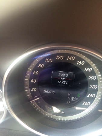 و56 درجة الحرارة كما يشير مؤشر احدى السيارات﻿