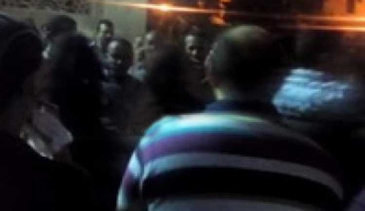 بالفيديو.. معجب لـ«نبيلة عبيد» في عزاء عمر الشريف: «يا بلبلة»