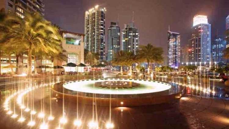 1- Dubai Mall، الامارات يتمتع مول دبي بشهرة واسعة نظرا لانه مركز التسوق الاكبر على مستوى العالم حيث تعادل مساحته 50 ملعبا لكرة القدم ويضم 1200 متجر، كما يتمتع بالكثير من المميزات الخاصة ومنها انه يحتوي على منتجع تزلج على الجليد، فضلا انه موطن لنحو 120 مطعما والتي يعمل بها عدد من الطهاة المشاهير مثل ماريو باتالي، وتنتظر مدينة دبي استكمال